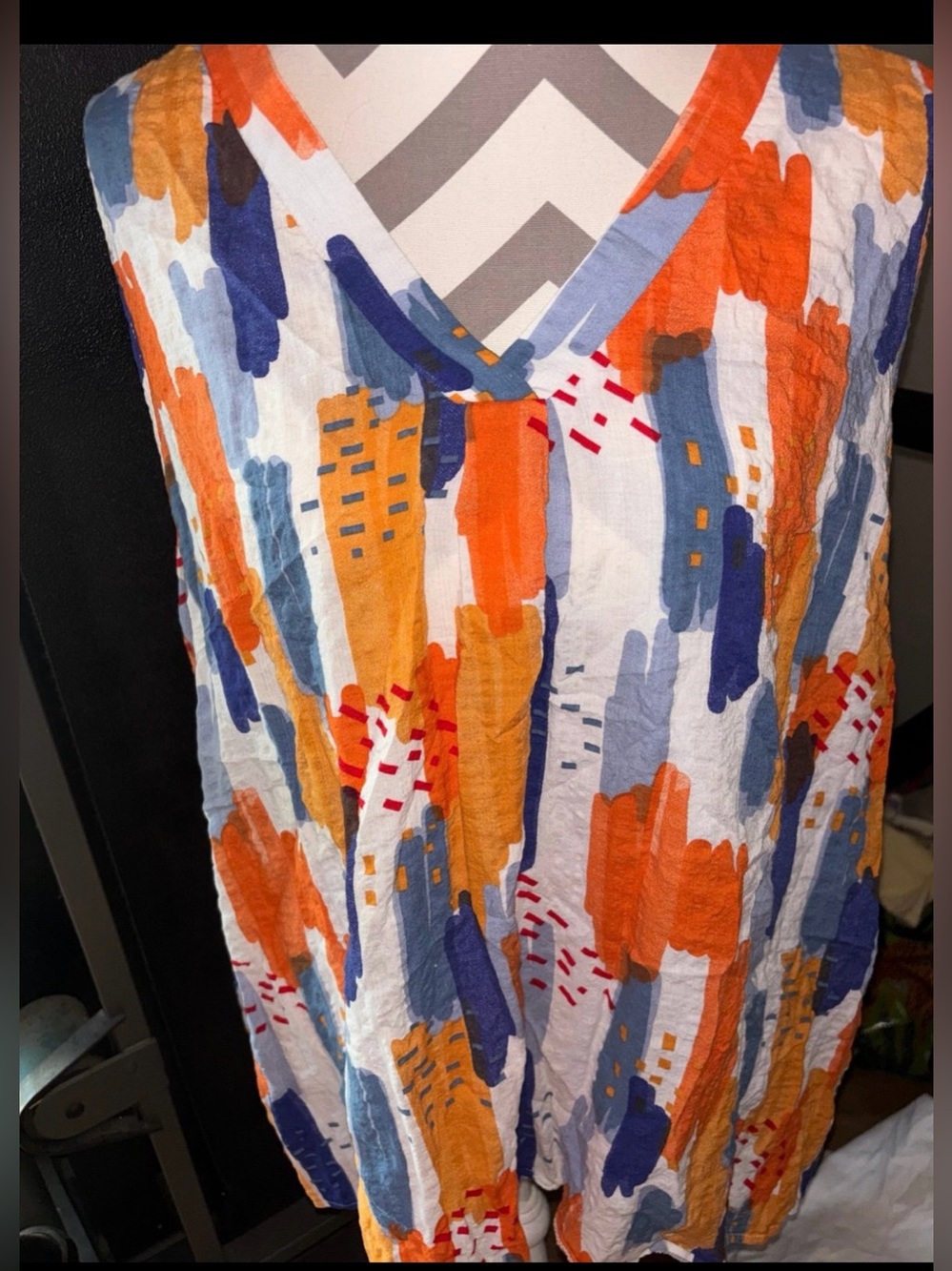 Ladies Sleeveless V-Neck Brushstroke Print Top in Orange & Blue SHEIN curve 4x